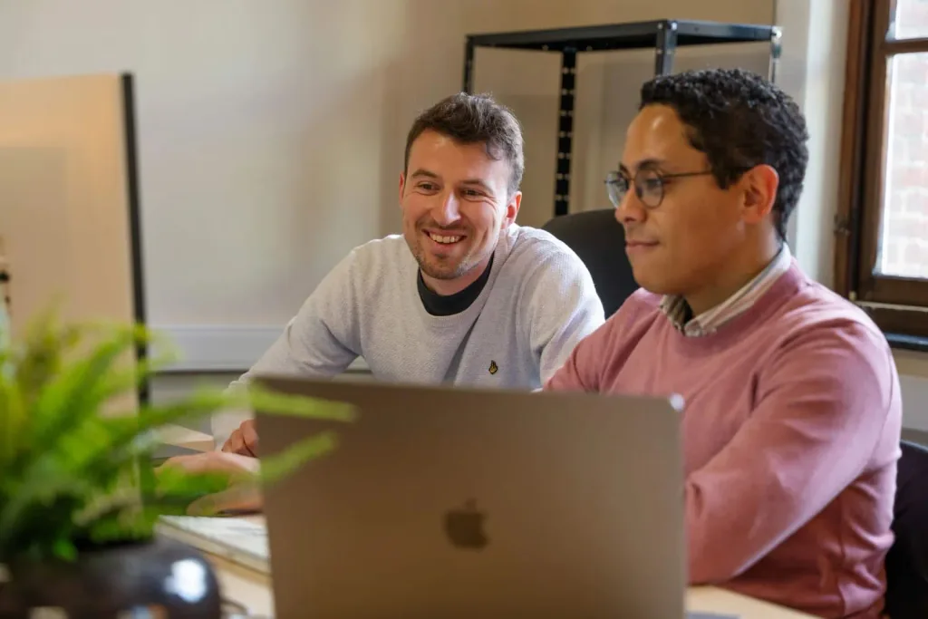 Twee Astro-collega's die samen aan het werk zijn