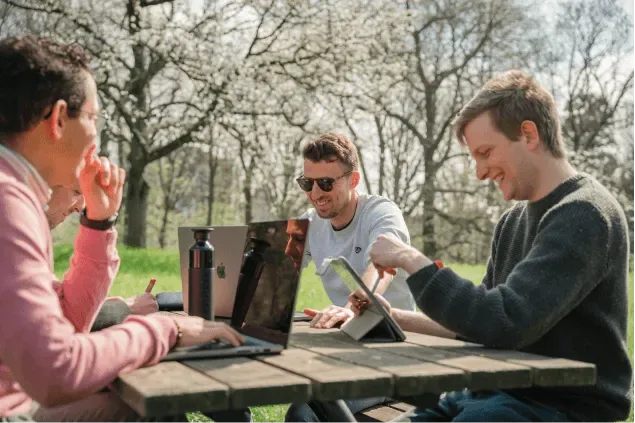 Het Astro team aan de picknicktafel